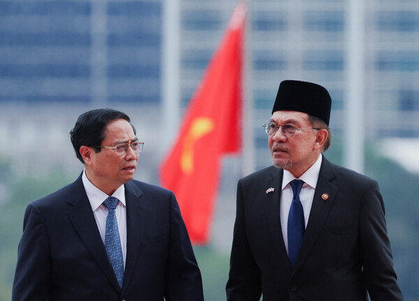 팜민친 베트남 총리와 안와르 이브라힘 말레이시아 총리가 5월 25일 말레이시아 푸트라자야에서 열린 제46차 ASEAN(동남아시아국가연합) 정상회의를 앞두고 만났다. 2025.5.25. 로이터 연합뉴스