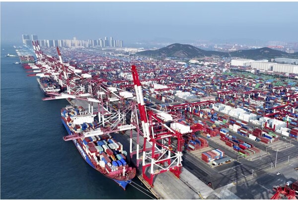 중국 산둥성 칭다오 항구에서 선적되고 있는 중국산 수출품들.   일본경제신문 5월 26일