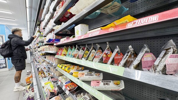 극심한 소비 침체로 올해 들어 편의점도 줄고 있다. 사진은 서울 시내 한 편의점 내부. 2025.4.14. 연합뉴스