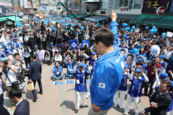 더불어민주당 이재명 대선 후보가 26일 수원시 팔달구 팔달문 영동시장에서 열린 집중 유세에서 연설을 마친 뒤 인사하고 있다. 2025.5.26 [공동취재] 연합뉴스
