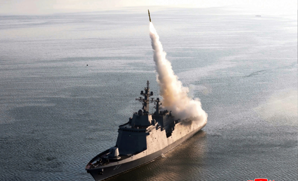 북한 김정은 국무위원장이 신형 '다목적구축함' 최현호(號) 진수 사흘 만에 진행된 첫 무장 시험사격을 참관하고 '해군의 핵무장화'에 속도를 내라고 지시했다. 미사일총국, 국방과학원, 탐지전자전총국이 구축함 최현호에 탑재된 무장체계의 성능 및 전투 적용성 시험에 착수했다고 조선중앙통신이 지난 4월30일 보도했다. 연합뉴스