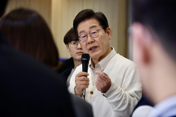  더불어민주당 이재명 대선 후보가 26일 경기 수원시 영통구 아주대학교 혁신공유라운지에서 청년 정책을 논의하기 위해 대학생들과 간담회를 하고 있다. 2025.5.26 [공동취재] 연합뉴스