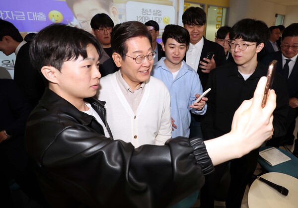 더불어민주당 이재명 대선 후보가 26일 경기 수원시 영통구 아주대학교 혁신공유라운지에서 대학생 간담회를 마친 후 학생들과 셀카를 찍고 있다. 2025.5.26 [공동취재] 연합뉴스