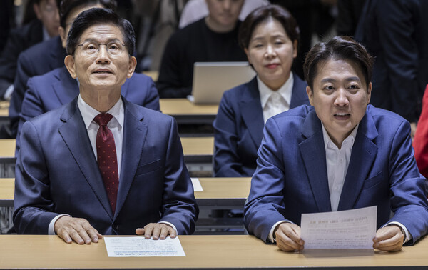 국민의힘 김문수 대선후보와 개혁신당 이준석 대선후보가 19일 서울 중구 서울시청에서 열린 '약자와 동행하는 서울 토론회'에 참석해 오세훈 서울시장의 환영사를 듣고 있다. 2025.5.19. 연합뉴스