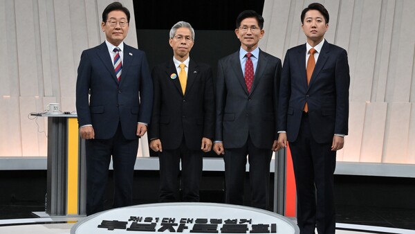 더불어민주당 이재명·민주노동당 권영국·국민의힘 김문수·개혁신당 이준석 대선 후보가 27일 서울 마포구 상암동 MBC 스튜디오에서 진행된 정치 분야 TV토론회에 앞서 포즈를 취하고 있다. 2025.5.27 [국회사진기자단] 연합뉴스