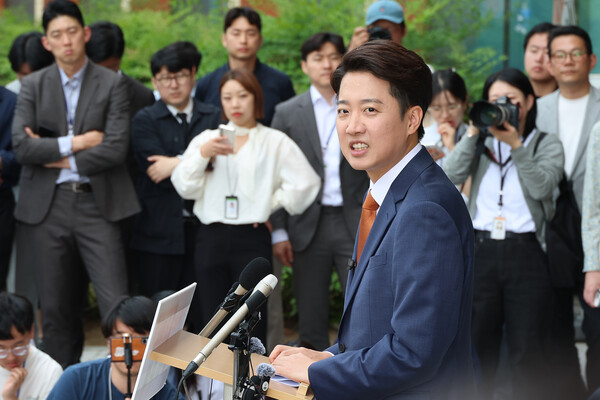 개혁신당 이준석 대선 후보가 27일 서울 여의도 국회에서 국민의힘 김문수 후보와의 단일화에 대한 거부 입장을 거듭 밝히고 있다. 2025.5.27. 연합뉴스