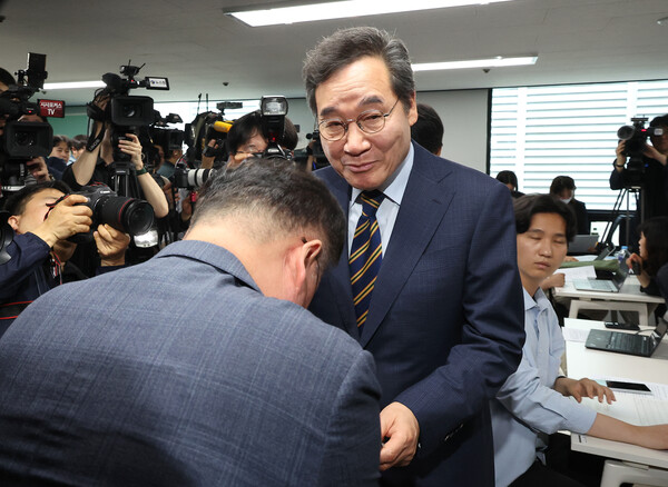 새미래민주당 이낙연 상임고문이 27일 서울 여의도 중앙당사에서 열린 긴급 기자회견을 마친 뒤 나오며 국민의힘 김문수 후보 비서실장인 김재원 전 의원의 인사를 받고 있다. 2025.5.27. 연합뉴스