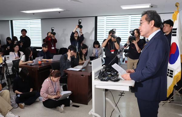 새미래민주당 이낙연 상임고문이 27일 서울 여의도 중앙당사에서 긴급 기자회견을 열고 국민의힘과의 선거 연대 방안 등을 설명하고 있다. 2025.5.27. 연합뉴스