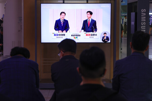 제21대 대통령선거 후보 정치분야 TV토론회가 열린 27일 서울역 대합실에서 시민들이 토론회 중계방송을 지켜보고 있다. 2025.5.27. 연합뉴스