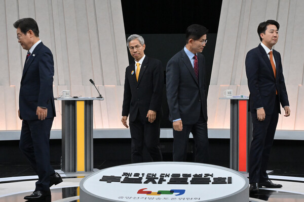 더불어민주당 이재명·민주노동당 권영국·국민의힘 김문수·개혁신당 이준석 대선 후보가 27일 서울 마포구 상암동 MBC 스튜디오에서 진행된 정치 분야 TV토론회에 앞서 포즈를 취한 후 자리로 향하고 있다. 2025.5.27 [국회사진기자단] 연합뉴스