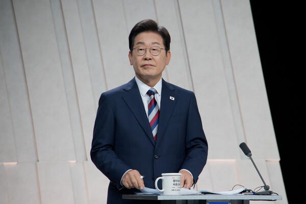 더불어민주당 이재명 후보가 27일 서울 마포구 상암동 MBC 스튜디오에서 열린 정치 분야 TV토론회를 준비하고 있다. 2025.5.27 [국회사진기자단] 연합뉴스