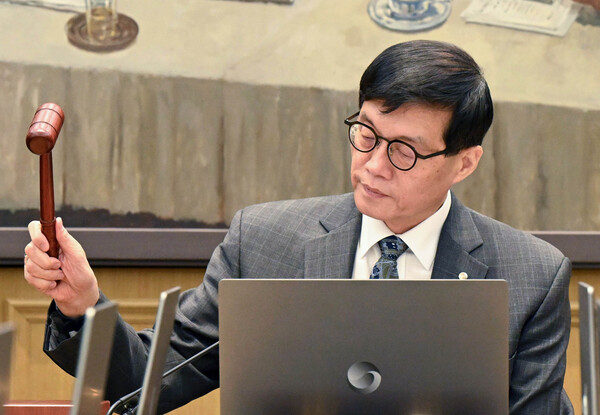 이창용 한국은행 총재가 25일 서울 중구 한국은행 본관에서 열린 금융통화위원회 본회의에서 의사봉을 두드리고 있다. 2025.2.25. 연합뉴스