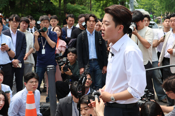 개혁신당 이준석 대선 후보가 사전투표를 하루 앞둔 28일 서울 여의도공원에서 유세를 마친 뒤 취재진의 질문에 답하고 있다. 2025.5.28. 연합뉴스