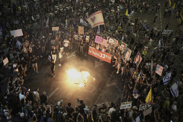 이스라엘 시민들이 수도 텔아비브에서 가자 전쟁 종식과 하마스 억류 인질 석방을 요구하며 베냐민 네타냐후 총리 정권에 항의하는 집회를 열고 있다. 2025. 05. 17 [AP=연합뉴스] 