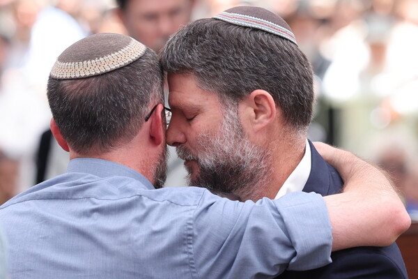 이스라엘의 베잘렐 스모트리히 재무장관(사진 오른쪽) 20일 국립묘지인 예루살렘의 헤르츨 언덕(Mount Herzl)에서 열린 전사 장병 장례식에서 유가족을 위로하고 있다. 2025. 05. 20 [EPA=연합뉴스]