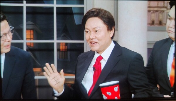 쿠팡플레이의 SNL코리아 '맥도날드 트럼프쇼'의 한 장면. 방송화면 촬영. 