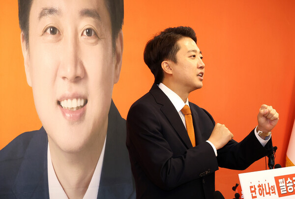 개혁신당 이준석 대통령선거 후보가 29일 국회에서 긴급기자회견을 열고 TV 토론회에서 여성 신체에 대한 표현으로 논란이 되고 있는 것과 관련해 입장을 밝힌 뒤 취재진의 질문에 답변하고 있다. 2025.5.29. 연합뉴스