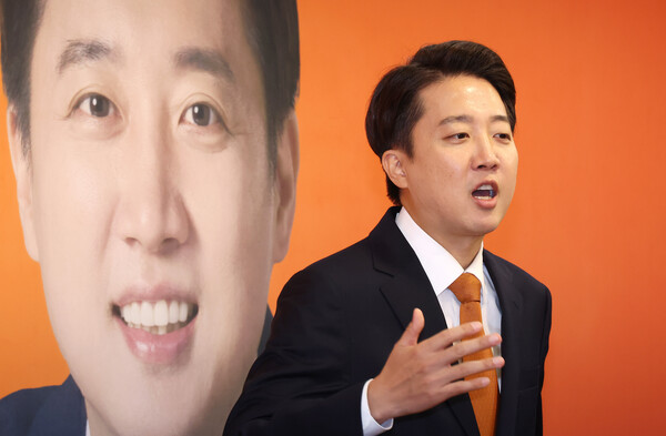 개혁신당 이준석 대통령선거 후보가 29일 국회에서 긴급기자회견을 열고 TV 토론회에서 여성 신체에 대한 표현으로 논란이 되고 있는 것과 관련해 입장을 밝힌 뒤 취재진의 질문에 답변하고 있다. 2025.5.29. 연합뉴스