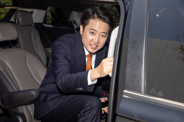 개혁신당 이준석 대선 후보가 제21대 대통령선거 사전투표 첫날인 29일 경기도 화성시 동탄9동 행정복지센터에 마련된 투표소에서 투표를 마친 후 차량에 탑승하고 있다. 2025.5.29 [공동취재] 연합뉴스