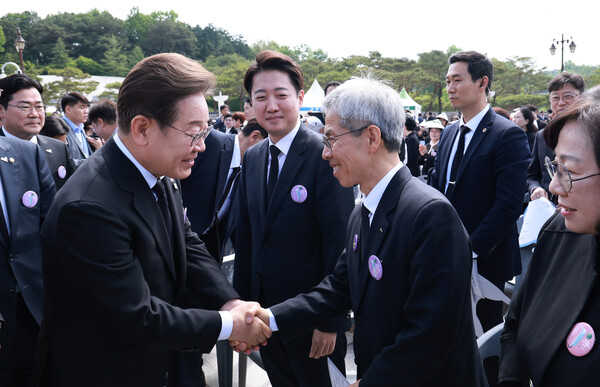 더불어민주당 이재명 대선후보와 민주노동당 권영국 대선 후보가 18일 광주광역시 북구 국립 5·18민주묘지에서 열린 5·18민주화운동 45주년 기념식에서 인사하고 있다. 2025.5.18 연합뉴스