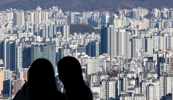 가구가 소유한 집값의 격차가 최대 40배를 웃도는 것으로 조사됐다. 통계청에 따르면 자산가액 기준 상위 10% 가구의 평균 주택 가액은 12억 5500만 원으로 하위 10% 평균 주택 자산 가액(3100만 원)의 40.5배 수준이었다. 사진은 서울 중구 남산에서 바라본 서울 시내 주택과 아파트 단지의 모습. 2024.11.18 연합뉴스