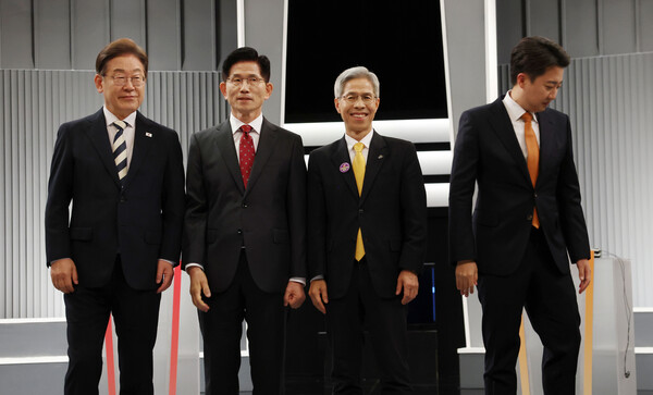 더불어민주당 이재명·국민의힘 김문수·민주노동당 권영국·개혁신당 이준석 대선후보가 23일 서울 영등포구 여의도 KBS 스튜디오에서 열린 제21대 대선 2차 후보자 토론회 시작에 앞서 기념 촬영을 마치고 자리로 향하고 있다. 2025.5.23 [국회사진기자단] 연합뉴스