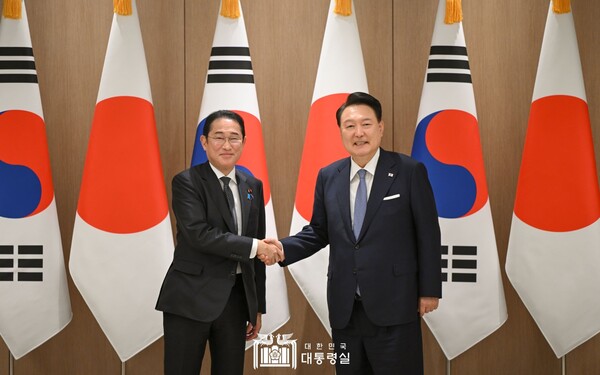 2024년 9월 6일 서울에 온 기시다 후미오 당시 일본총리와 악수하는 윤석열 당시 대통령.  대통령실