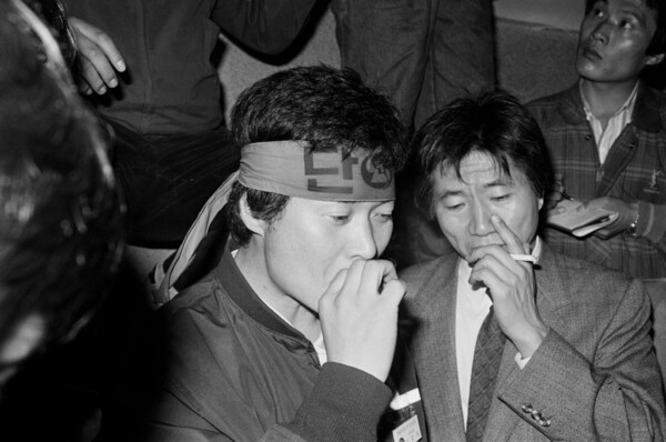 노무현 민주당 의원이 현대중공업 골리앗 크레인에 올라가 농성중인 노조원과 담배를 같이 피우고 있다. 1990.5.1 연합뉴스 자료사진