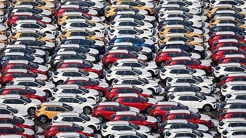 미국 도널드 트럼프 대통령이 18일(현지시간) 자동차에 대해 25% 관세를 부과하겠다고 거듭 밝혔다. 사진은 경기도 평택항 인근에 세워져 있는 수출용 자동차들. 2025.2.11. 연합뉴스