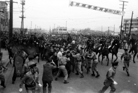 한일 회담을 반대하는 시위대 행렬을 경찰이 저지하고 있다.