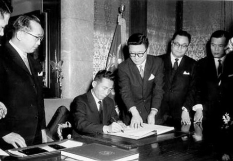 1965년 12월 17일 박정희 대통령이 한일 협정문에 서명하고 있다. 왼쪽부터 정일권 국무총리, 박 대통령, 이동원 외무장관, 김동조 주일 대사.