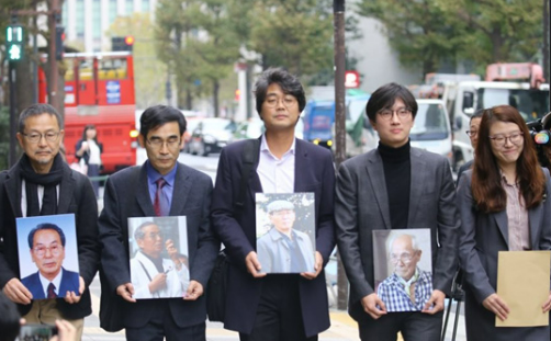2018년 11월 12일 강제징용 피해자 변호인들이 피해자 사진과 배상 촉구 요청서를 들고 일본 도쿄의 신일철주금 본사를 방문하고 있다.