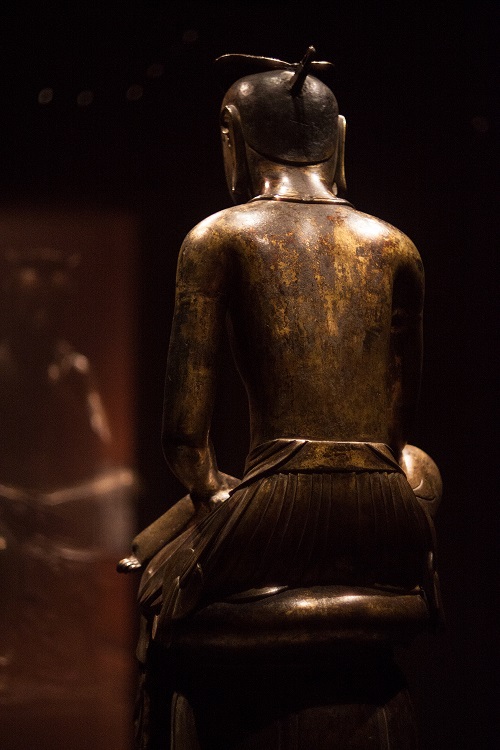 그림1) 금동미륵보살반가사유상(金銅彌勒菩薩半跏思惟像) 뒷모습. 국보 제83호, 국립중앙박물관 소장. 미륵은 ‘미르’에서 온 말이다. 미르는 용이요, 벼락번개 빛이다. 미륵은 빛으로 계시는 이다.