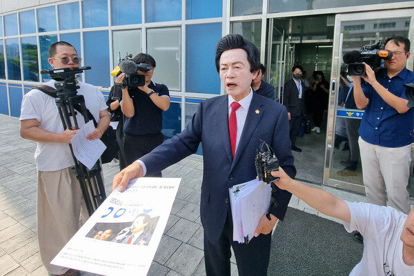 본인이 운영하는 종교시설 '하늘궁'의 여성 신도들로부터 성추행 혐의로 고소당한 허경영 국가혁명당 명예대표가 19일 오후 경기도 의정부시 금오동 경기북부경찰청에서 입장을 발표 후 취재진의 질문에 답하고 있다. 2024.7.19. 연합뉴스