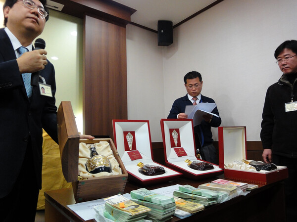 2010년 12월 20일 이대엽 전 성남시장 일가와 성남시청 공무원 등 28명을 성남시청 비리와 관련해 기소한 수원지검 성남지청이 이 전 시장 자택에서 압수한 1200만 원 상당의 로열살루트 양주와 달러 등 현금 8000만 원을 공개했다. 2010.12.20. 연합뉴스 자료사진