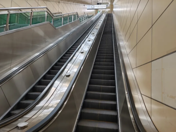 심도가 55m나 되는 지하철 8호선 산성역 에스컬레이터. 사진=나무위키