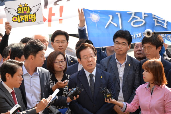 2016년 10월 4일 SNS(사회관계망서비스) 활동과 관련해 공직선거법 위반과 명예훼손 등으로 검찰에 고소·고발된 이재명 성남시장이 출석 조사에 앞서 수원지검 성남지청 앞에서 취재진에게 입장을 밝히고 있다. 2016.10.4. 연합뉴스 자료사진