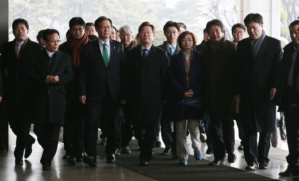 2015년 2월 4일 이재명 성남시장이 경기동부연합 인사들이 주축이 된 청소용역업체에 특혜를 줬다는 의혹과 관련해 고소인 겸 피소고인 신분으로 조사를 받기 위해 성남시의원들과 함께 서울 서초구 서울중앙지방검찰청으로 들어서고 있다.이 시장은 지난 2010년 지방 선거에서 당시 민주노동당과의 후보 단일화 대가로 특정 청소용역업체를 선정했다는 의혹을 받고 있다. 2015.2.4. 연합뉴스 자료사진