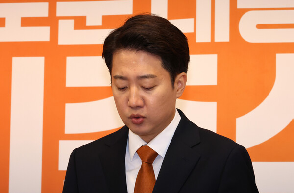 개혁신당 이준석 대통령선거 후보가 29일 국회에서 긴급기자회견을 열고 TV 토론회에서 여성 신체에 대한 표현으로 논란이 되고 있는 것과 관련해 입장을 밝히고 있다. 2025.5.29. 연합뉴스