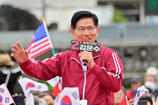 국민의힘 김문수 대선 후보가 2일 오전 제주시 동문로터리에서 유세를 하고 있다. 2025.6.2.[제주도사진기자회] 연합뉴스