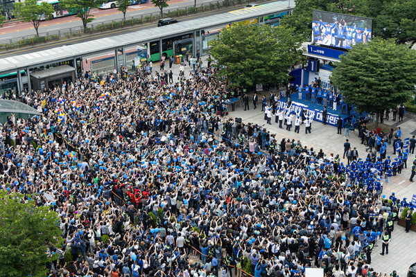 대통령 선거를 하루 앞둔 2일 경기 성남 분당 야탑역 광장이 더불어민주당 이재명 대선 후보의 집중유세를 찾은 지지자들로 가득 차 있다. 2025.6.2. 연합뉴스