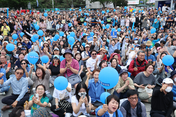 대통령 선거를 하루 앞둔 2일 경기 성남 분당 야탑광장에서 열린 더불어민주당 이재명 후보 집중유세를 찾은 시민들이 이 후보를 연호하며 환호하고 있다. 2025.6.2. 연합뉴스