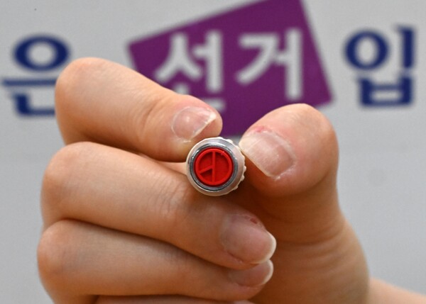 제21대 대통령 선거를 하루 앞둔 2일 서울 용산구 청파도서관에 마련된 청파동 제1투표소에서 관계자가 기표 도장을 들어 보이고 있다. 2025.6.2 [공동취재] 연합뉴스
