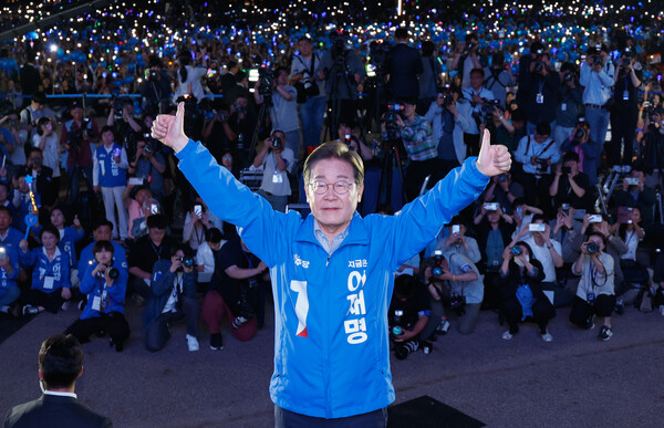 더불어민주당 이재명 대선 후보가 선거를 하루 앞둔 2일 서울 여의도공원 마지막 유세에서 연설을 마친 뒤 시민들에게 인사하고 있다. 2025.6.2. 연합뉴스