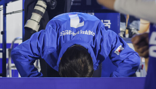 더불어민주당 이재명 대선 후보가 선거를 하루 앞둔 2일 서울 여의도공원 마지막 유세에서 연설을 마친 뒤 무대 앞으로 시민들에게 절하고 있다. 2025.6.2. 연합뉴스