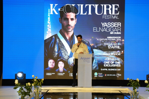 지난 12일(현지 시각) 두바이 미디어시티 아르자안 바이 로타나 호텔에서 열린 'K컬처 페스티벌 2024 두바이' 패션쇼에서 두바이 인플루언서 야스가 발언하고 있다. 2024.4.13 연합뉴스