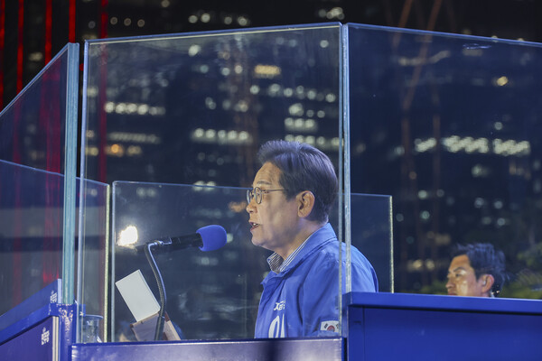 더불어민주당 이재명 대선 후보가 선거를 하루 앞둔 2일 서울 여의도공원 마지막 유세에서 연설하며 지지를 호소하고 있다. 2025.6.2. 연합뉴스