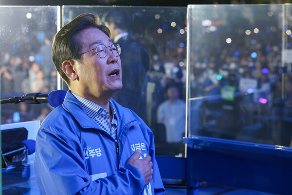 더불어민주당 이재명 대선 후보가 선거를 하루 앞둔 2일 서울 여의도공원 마지막 유세에서 연설을 마친 뒤 애국가를 부르며 국기에 경례하고 있다. 2025.6.2 [공동취재] 연합뉴스