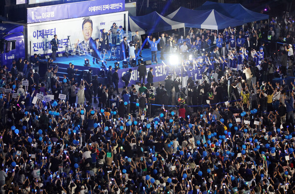 더불어민주당 이재명 대선 후보가 선거를 하루 앞둔 2일 서울 여의도공원에서 열린 마지막 유세를 시작하며 응원봉을 들고서 유세장을 가득 메운 시민들에게 인사하고 있다. 2025.6.2 연합뉴스