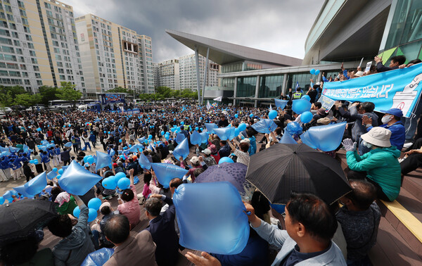 더불어민주당 이재명 대선후보가 17일 광주광역시 서구 김대중컨벤션센터 광장에서 열린 집중 유세에서 지지를 호소하는 연설을 하고 있다. 2025.5.17 [공동 취재] 연합뉴스